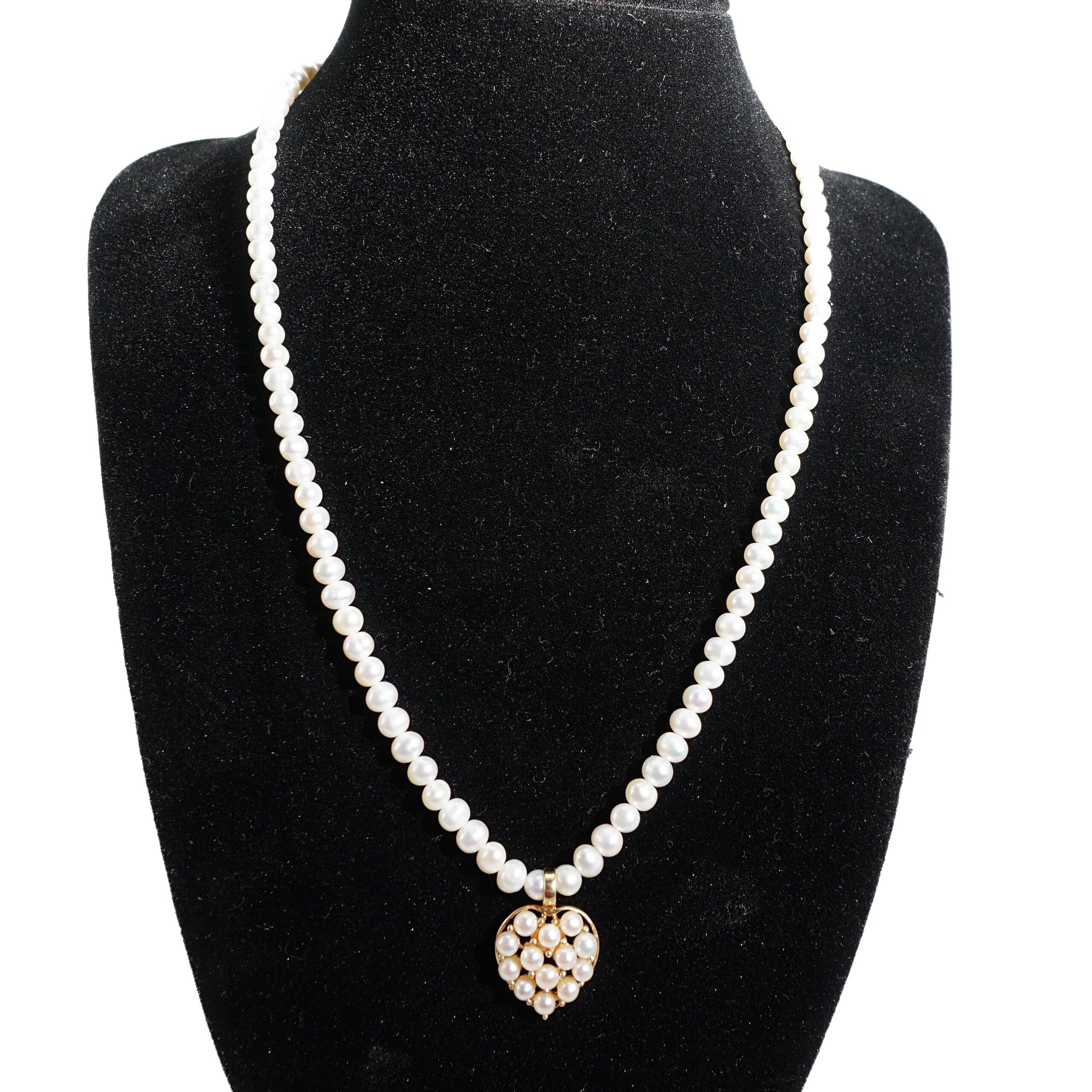 Perlenkette mit Goldanhänger und Goldschließe