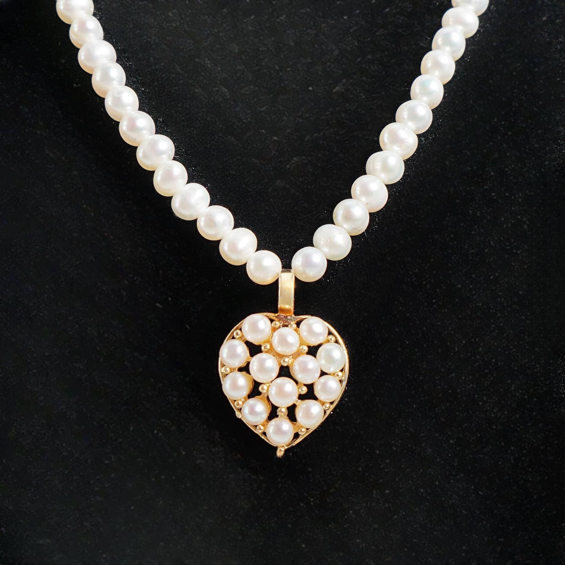 Perlenkette mit Goldanhänger und Goldschließe