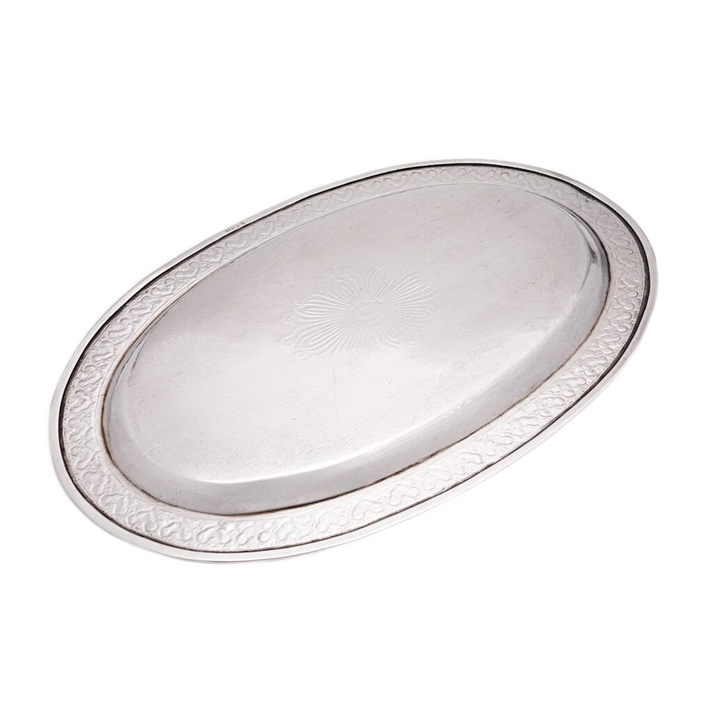 Ovales Silbertablett mit Ziermuster - Markenlos