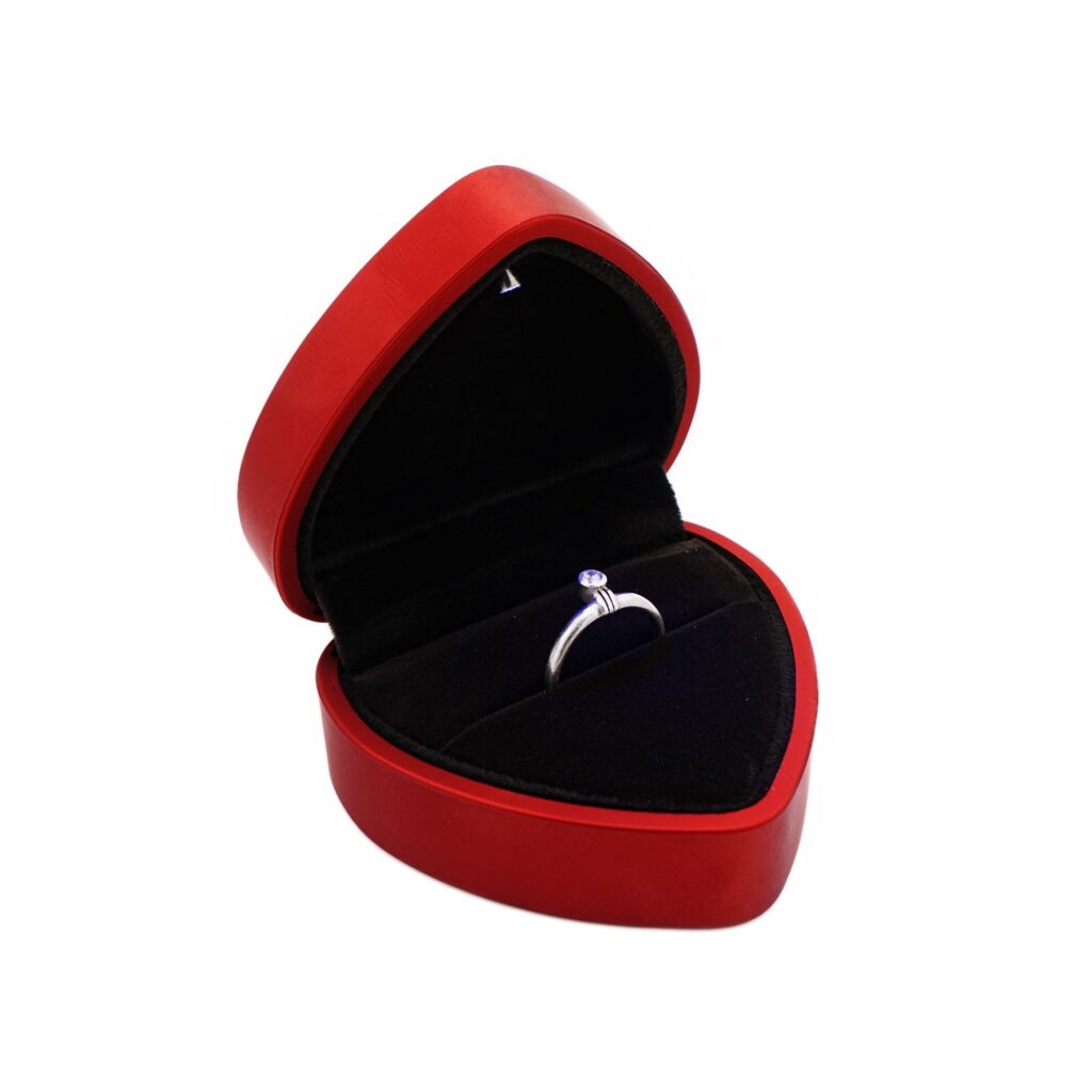Ring Box in Herzform mit LED Beleuchtung