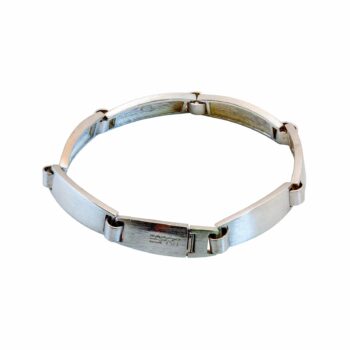 Dieses elegante Esprit Armband aus hochwertigem 925er Sterlingsilber überzeugt durch seine massive Verarbeitung und sein markantes Design. Mit seinen stabilen, breiten Gliedern bietet es nicht nur einen modernen Look, sondern auch ein angenehmes, sicheres Tragegefühl.