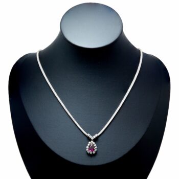 Luxus-Collier aus 750er Weißgold mit Rubin im Tropfenschliff und lupenreinen Brillanten