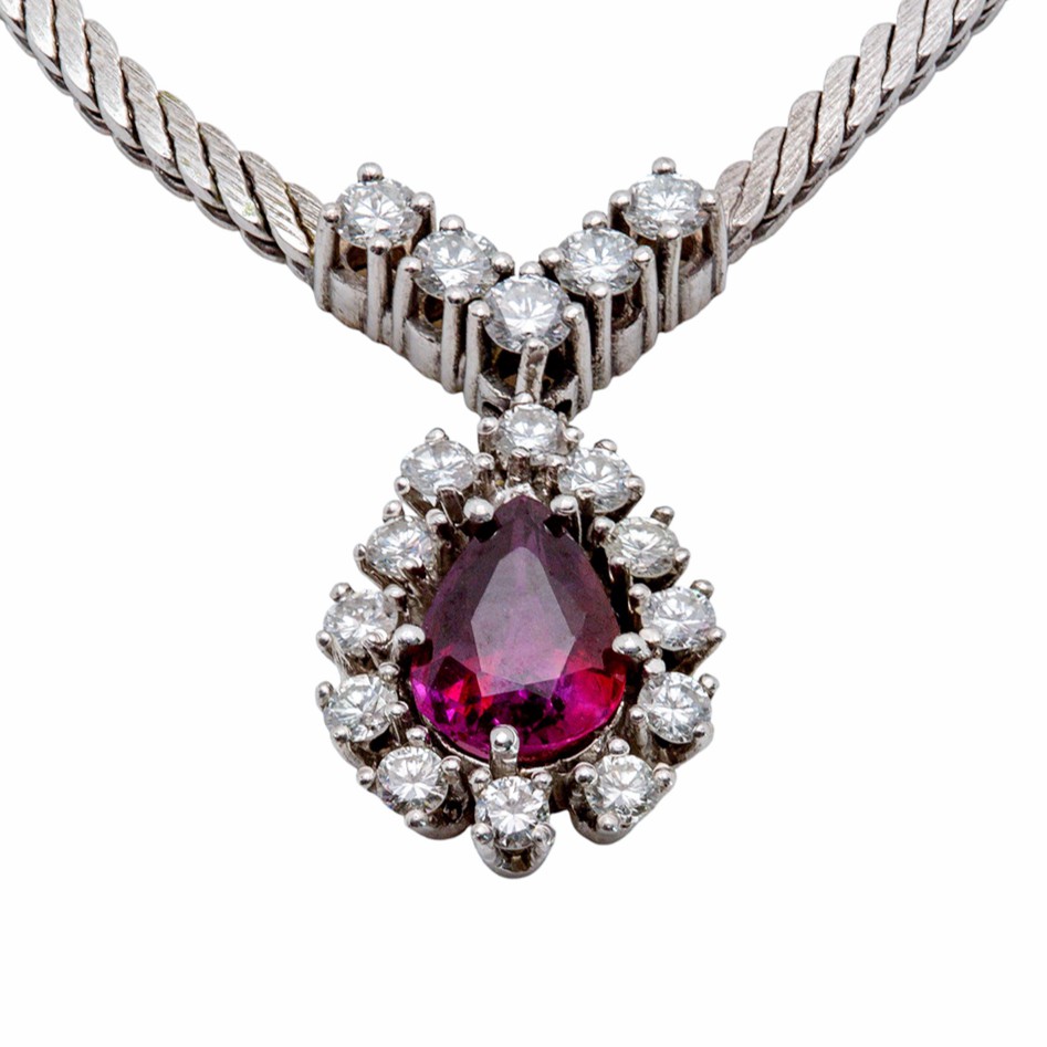 Luxus-Collier aus 750er Weißgold mit Rubin im Tropfenschliff und lupenreinen Brillanten