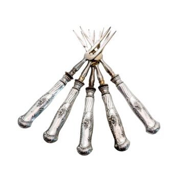 Kleine Vorlegegabeln mit dekorreichen Griffen aus 800er Silber