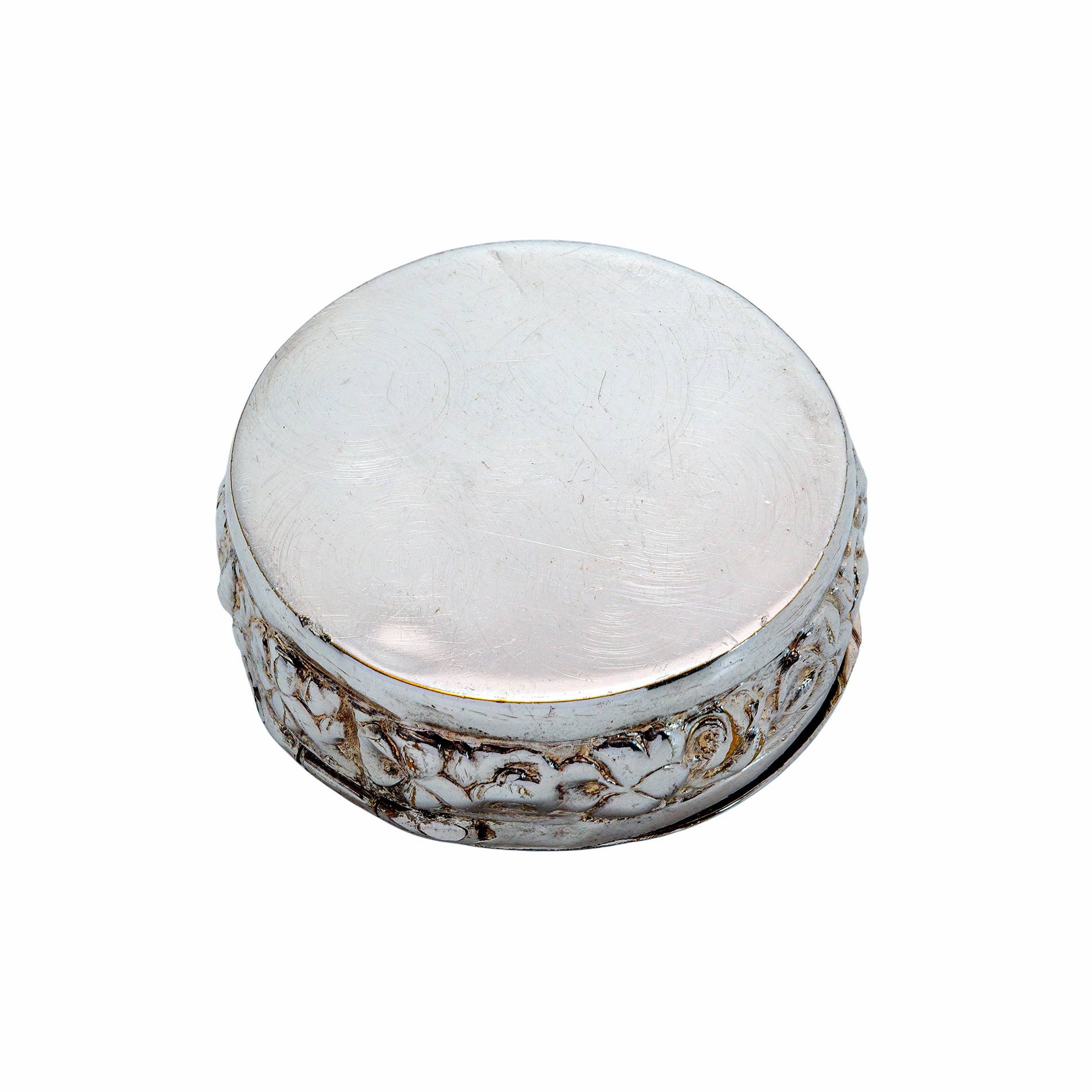 Versilberte Pillendose mit floraler Reliefverzierung