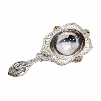 Kunstvoll durchbrochen gearbeitetes Teesieb aus 800er Silber